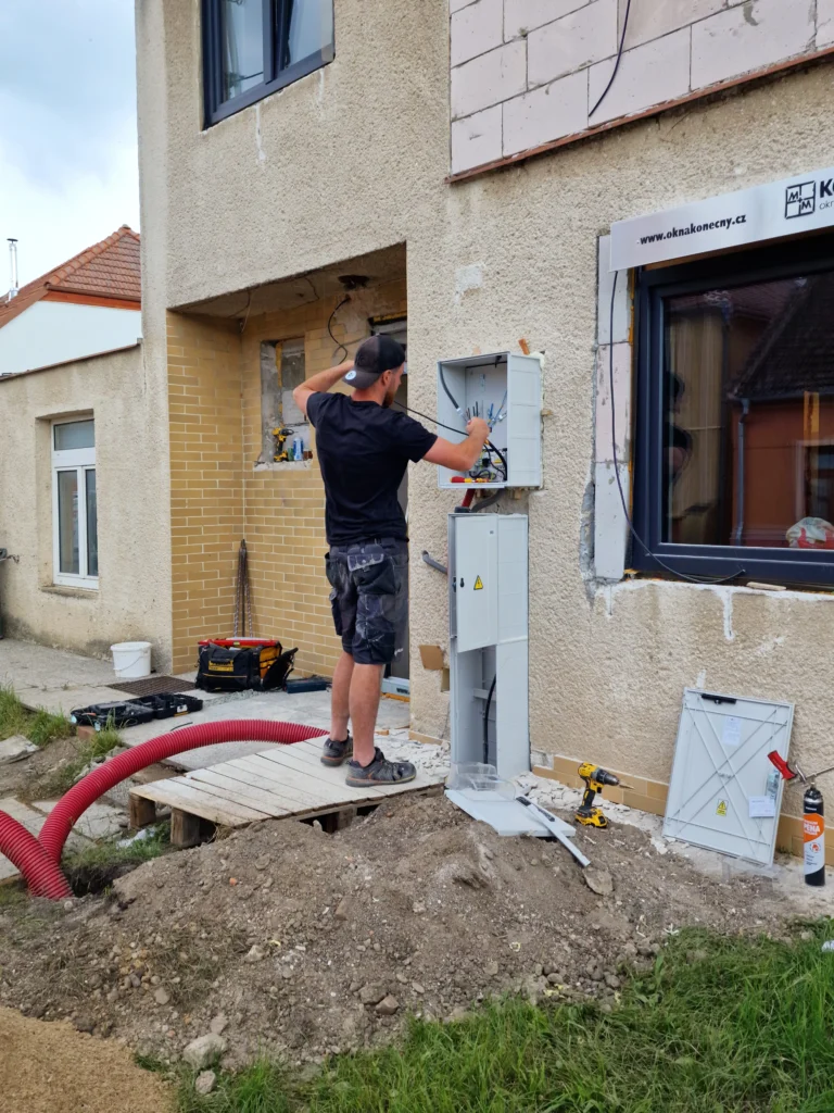Montáž rozvaděče na fasádě domu