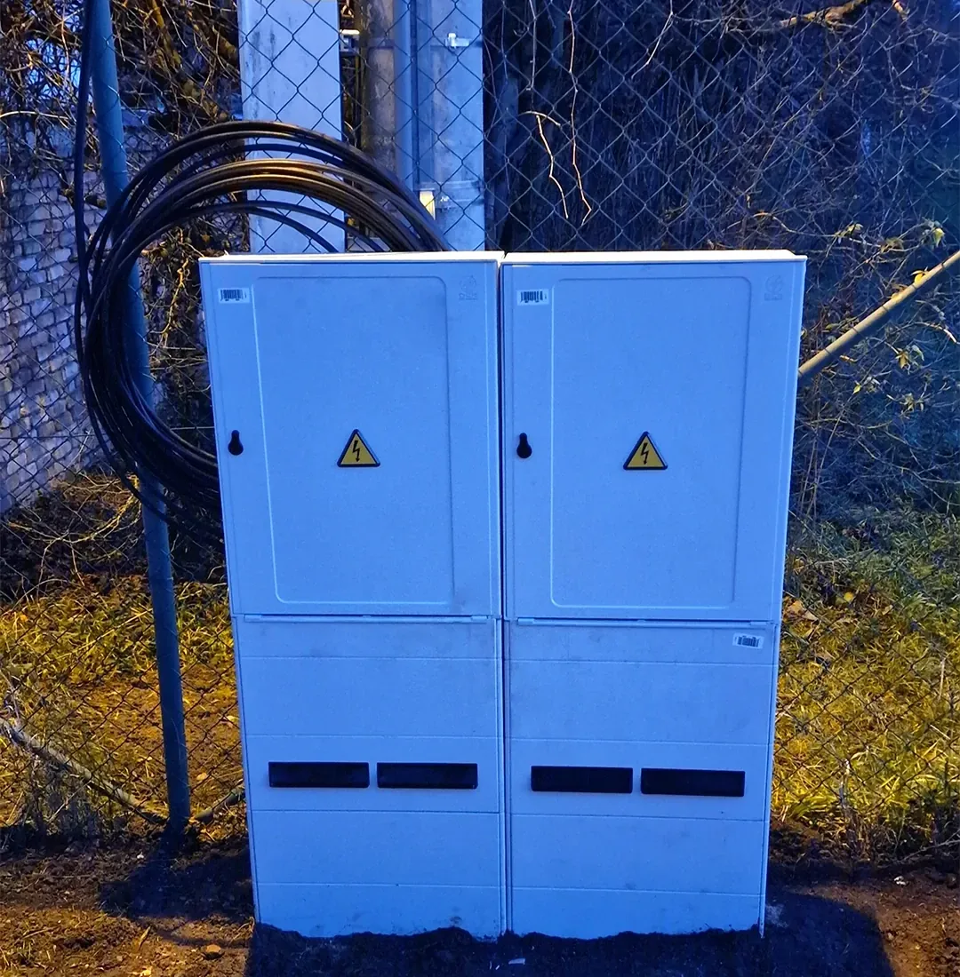 Samostatně stojící elektroměrový pilíř na hranici pozemku