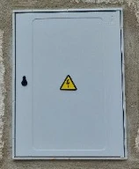 Plastový elektroměrový rozvaděč na fasádě